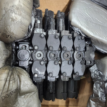 Husco SCX300 D57 Manitowoc 80119996 Closed Center Load Sense Sectional Valve Hydraulic
