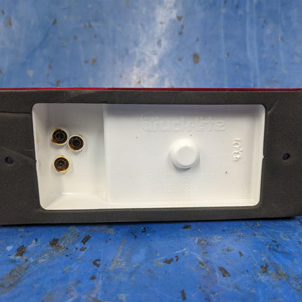 Truck Lite 22 Series 2"x6" Red Rectangular Bolt-on Mount Turn Signal Light w Gasket