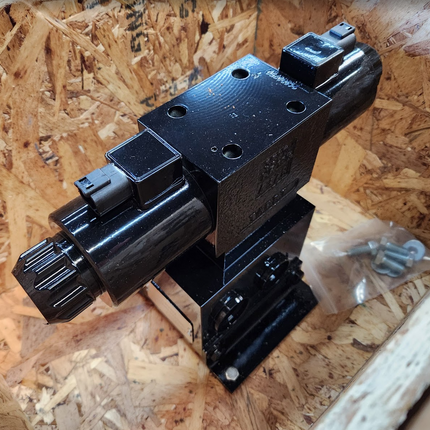 T-32584N-024DC Parker One Single Bank Directional Control Valve