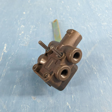 Peterbilt Leveling Valve S25395 HV9990 Integral Pump Paccar 1/4" NPT Port - getexcess