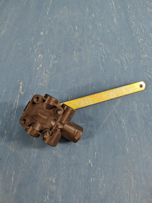 Peterbilt Leveling Valve S25395 HV9990 Integral Pump Paccar 1/4" NPT Port - getexcess