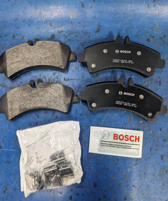 Bosch QuietCast Premium BP1318 Brake Pad Set Rear